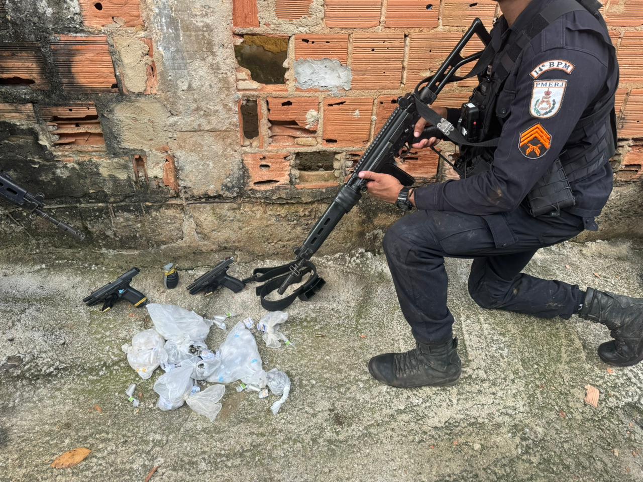 14° BPM apreende drogas, armas e granada e prende traficantes na Vila Kennedy